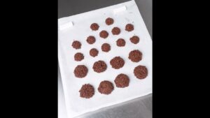 材料2つ！コスパ最強😙チョコと〇〇でサクサク✨チョコクランチ💕友チョコにピッタリ👍