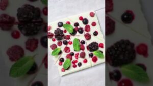フルーツとヨーグルトで簡単ヘルシーアイス！ヨーグルトバークのレシピ Frozen Yogurt Bark