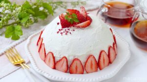 【いちごのズコット】デコレーション簡単！ケーキ作り初心者の方にもおすすめ♪｜macaroni（マカロニ）