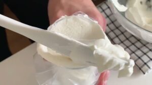 ふわふわのカップケーキ作り方🧁材料2つ！電子レンジで2分だけ！