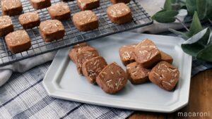 【アーモンドクッキー】ザクザク香ばしい！ココアのほろ苦い味わいとアーモンドの香ばしい香り♪｜macaroni（マカロニ）