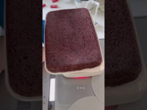FIKAスクエアフライパンで簡単おすすめブラウニー！フライパンに生地を広げてあとは好きなお菓子をどんどん載せて蒸すだけ！クリスマスパーティのお菓子作りにおすすめです。