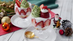【クリスマスパフェ】グラスにコーンフレーク、アイス、クリームなどを詰めて！クリスマスにぴったり♪｜macaroni（マカロニ）