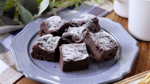 【レンジで作る濃厚チョコケーキ】材料2つであっという間に完成！溶かしたチョコレートに卵を混ぜてレンジで加熱するだけ♪｜macaroni（マカロニ）