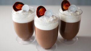 ケーキ屋さんのワイルドなクレームショコラの作り方　スイートバジルと苺ジュレを忍ばせた濃厚クリーミーショコラを味わう｜bilsonrollers