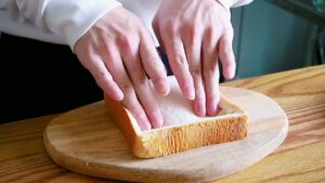 型を食パンで代用！濃厚バスクチーズケーキ を作ってみました😳🍯