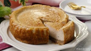 【いちごのチーズケーキ】甘くないいちごが絶品スイーツに大変身！ひと口食べればいちごの風味がフワッと広がる♪｜macaroni（マカロニ）