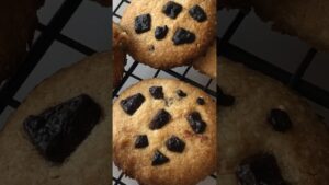 洗い物なし！材料4つ！スタバ風チョコチャンククッキーの作り方【袋で揉むだけ】