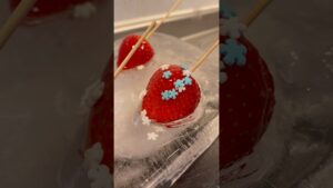 氷の上でキラキラいちご飴作ってもろた