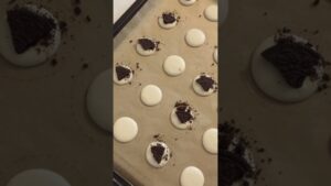 白マカロンにオレオを乗せるだけで簡単に韓国カフェ風マカロンに🤍