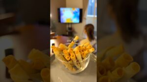 材料２つ、巻いて焼くだけチョコシガレット#おうちカフェ #簡単レシピ #餃子の皮 #チョコシガレット#夫婦 #shorts