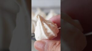 ​【お菓子作りのリアル】材料4つで挑む、極上ココナッツメレンゲ #簡単レシピ #おうちカフェ #混ぜて焼くだけ #cookingvlog #お菓子作り#メレンゲクッキー