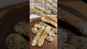 材料混ぜるだけ!簡単すぎるごまスティックパンレシピ#ごまスティックパン #発酵なし #パン作り #簡単お菓子レシピ #まいおか研