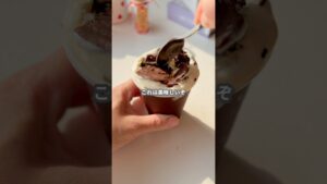 【簡単スイーツ】クラッキングアイス(チョコクリーム層、アイスとカラースプレーVer.)の作り方 #shorts