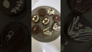 市販のチョコパイが大変身!超かんたんハロウィンデコ👻🎃 #shorts #Mimisweets #ハロウィン #お菓子作り #簡単レシピ #デコスイーツ #チョコパイ 