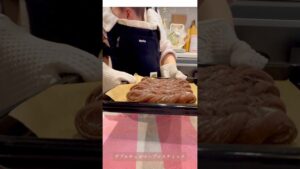 前回の続きです🙇♀️ ホワイトチョコのシートが映えるようにパンはココア生地にしてみました🤍🤎 粉糖かけちゃったけど、かけない方が折り込み...